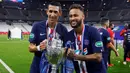 Pemain PSG, Neymar dan Angel Di Maria, mengangkat trofi juara Piala Prancis usai mengalahkan Saint-Etienne pada pertandingan final di Stadion Stade de France, Sabtu (25/7/2020) dini hari WIB. PSG menang 1-0 atas Saint-Etienne. (AFP/Geoffroy Van Der Hasselt)