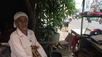 Nenek Masniah, penjual keliling sejak era Belanda itu kini berusia 106 tahun. (Liputan6.com/Panji Prayitno)