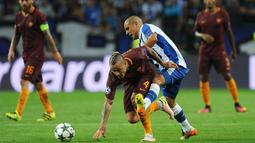 Pemain AS Roma, Radja Nainggolan berebut bola dengan pemain Porto, Maxi Pereira (kanan) pada leg pertama  playoff Liga Champions 2016-2017 di Estadio Do Dragao, Kamis (18/8/2016) dini hari WIB. (AP/Paulo Duarte)