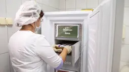 Seorang pekerja medis mengeluarkan vaksin COVID-19 bernama "Sputnik V" dari lemari es dalam uji klinis tahap tiga di Moskow, Rusia, pada 15 September 2020. (Xinhua/Alexander Zemlianichenko Jr)