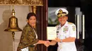 Menteri Kelautan dan Perikanan, Susi Pudjiastuti (kiri) memberikan buku kepada Kasal, Laksamana TNI Marsetio usai penandatanganan MOU dengan TNI AL di Mabes TNI, Cilangkap, Jakarta (1/12/2014). (Liputan6.com/Helmi Fithriansyah)