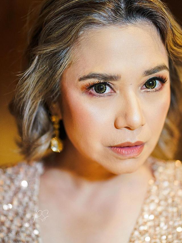 7 Potret Ruth Sahanaya Tampil Menawan di Usia 55 Tahun, Menawan Pamerkan Uban