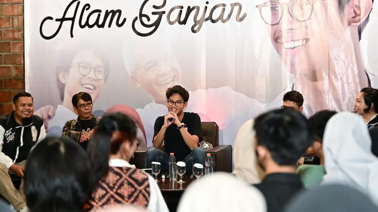 Muhammad Zinedine Alam Ganjar, putra Capres nomor urut 03 Ganjar Pranowo menyerap aspirasi sejumlah anak muda yang hadir di Tabebuya Cafe, Wates, Kulon Progo, DI Yogyakarta, Senin (22/1/2024) (Istimewa)