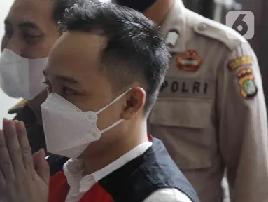 Terdakwa kasus dugaan pembunuhan berencana Brigadir Yosua, Ricky Rizal mengenakan rompi merah tiba untuk mengikuti sidang lanjutan di PN Jakarta Selatan,Selasa (14/2/2023). Sidang tersebut beragenda pembacaan vonis oleh majelis hakim. (Liputan6.com/Herman Zakharia)