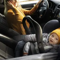 Jaga keselamatan bayi di dalam mobil dengan menggunakan car seat (foto: Freepik)