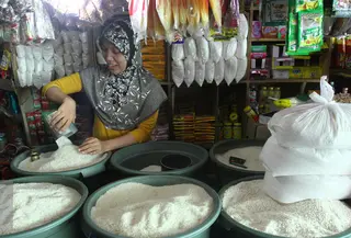 Pedagang tengah menata dagangannya di salah satu pasar di Jakarta, Selasa (3/5). Badan Pusat Statistik (BPS) mengatakan harga bahan kebutuhan pokok relatif terkendali seperti beras dan daging ayam. (Liputan6.com/Angga Yuniar) 