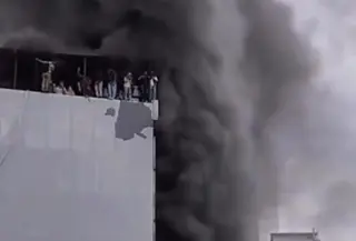 19 Karyawan Terjebak dan Bergelantungan di Atas Gedung Terra Drone yang Terbakar