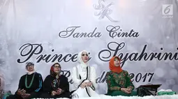 Penyanyi Syahrini saat menggelar acara Tanda Cinta bersama Princes Syahrini Ramadhan 1438 H di Masjid Az-Zikra, Sentul, Bogor, Minggu (18/6). Syahrini berbagi rezeki dengan 2500 anak yatim dan kaum dhuafa. (Liputan6.com/Herman Zakharia)