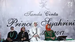 Penyanyi Syahrini saat menggelar acara Tanda Cinta bersama Princes Syahrini Ramadhan 1438 H di Masjid Az-Zikra, Sentul, Bogor, Minggu (18/6). Syahrini berbagi rezeki dengan 2500 anak yatim dan kaum dhuafa. (Liputan6.com/Herman Zakharia)