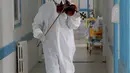 Dr. Mohamed Salah Siala memainkan biola di lorong bangsal COVID-19 rumah sakit Hedi Chaker di Sfax, Tunisia, 20 Februari 2021. Ketika pemain 25 tahun itu memutuskan memainkan biolanya, dia mendapat pujian karena meningkatkan semangat para pasien yang terisolasi dan membutuhkan senyuman. (AP Photo)