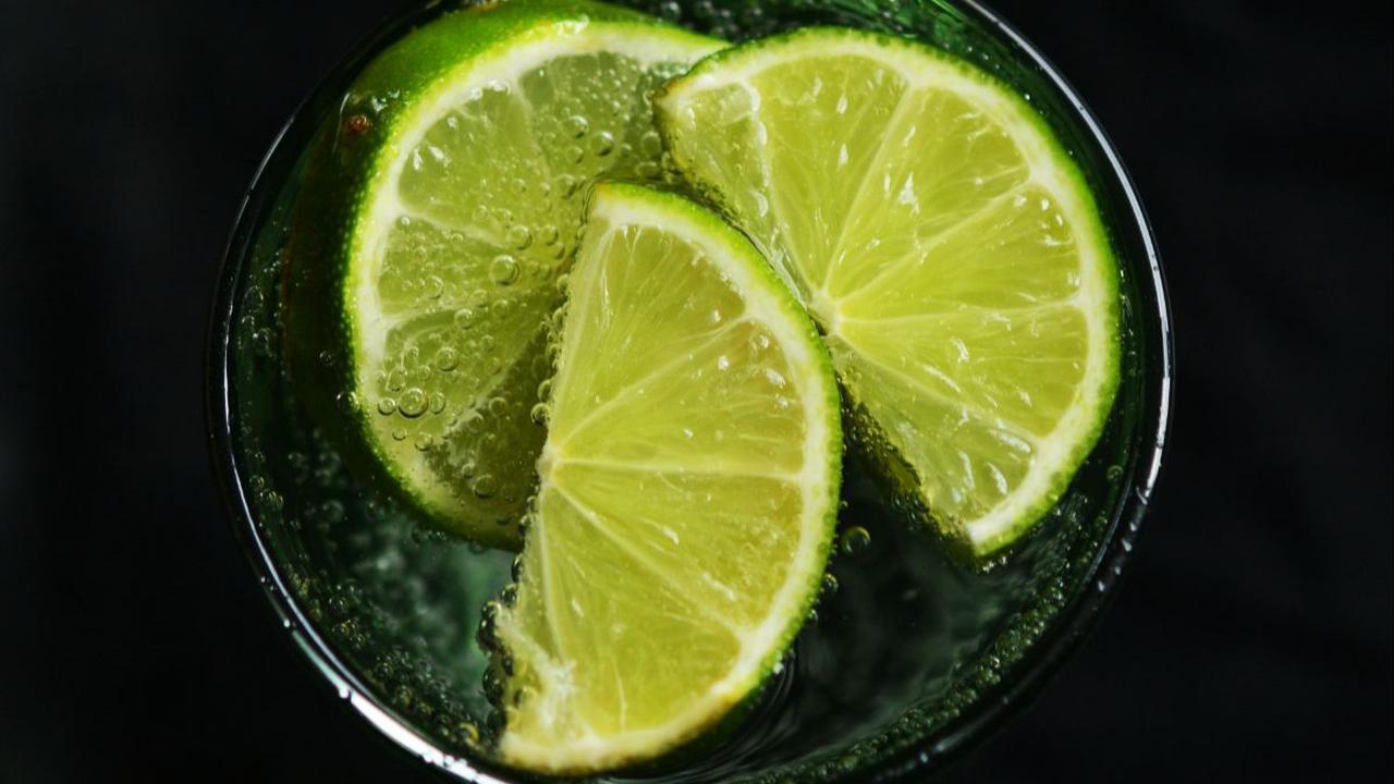 6. Mengonsumsi Air Jeruk Nipis