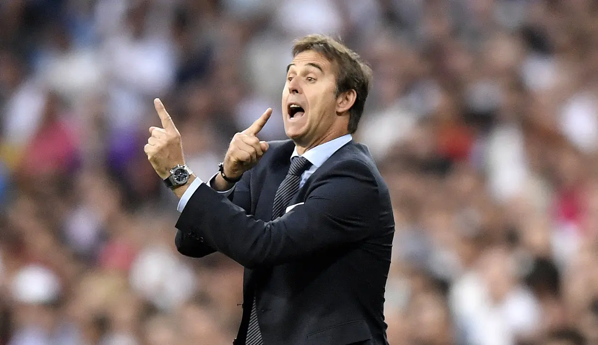 Julen Lopetegui tak pernah diberikan kesempatan yang cukup untuk menjadi manajer Real Madrid. Ia tercatat hanya bekerja selama tiga bulan di Santiago Bernabeu. Lopetegui akhirnya berlabuh ke Sevilla dan berhasil meraih gelar Liga Europa dua tahun berselang. (AFP/Gabriel Bouys)