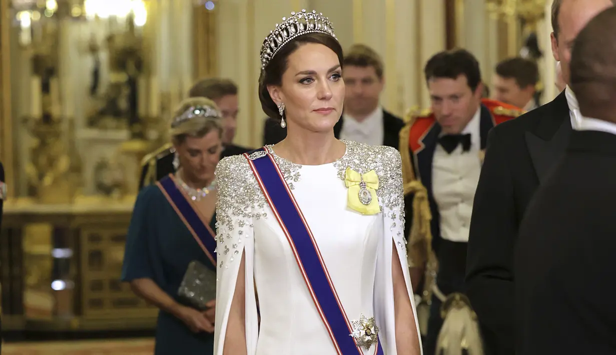 <p>Putri Wales, Kate Middleton dari Inggris tiba menghadiri Perjamuan untuk Presiden Afrika Selatan, Cyril Ramaphosa di Istana Buckingham, London, Inggris pada 22 November 2022. Kate mengenakan mahkota favorit Putri Diana. Mahkota tersebut telah berusia lebih daru satu abad, dan pertama kali diberikan kepada Ratu Mary pada tahun 1913 atau 1914. (Chris Jackson/Pool via AP)</p>
