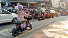 Warga mengendarai sepeda listrik saat berkeliling di jalur sepeda kawasan Kebun Raya Bogor, Kota Bogor, Jawa Barat, Minggu (25/9/2022). Pembiasaan penggunaan transportasi listrik dilakukan untuk menuju transportasi ramah lingkungan atau transportasi hijau. (Liputan6.com/Magang/Aida Nuralifa)