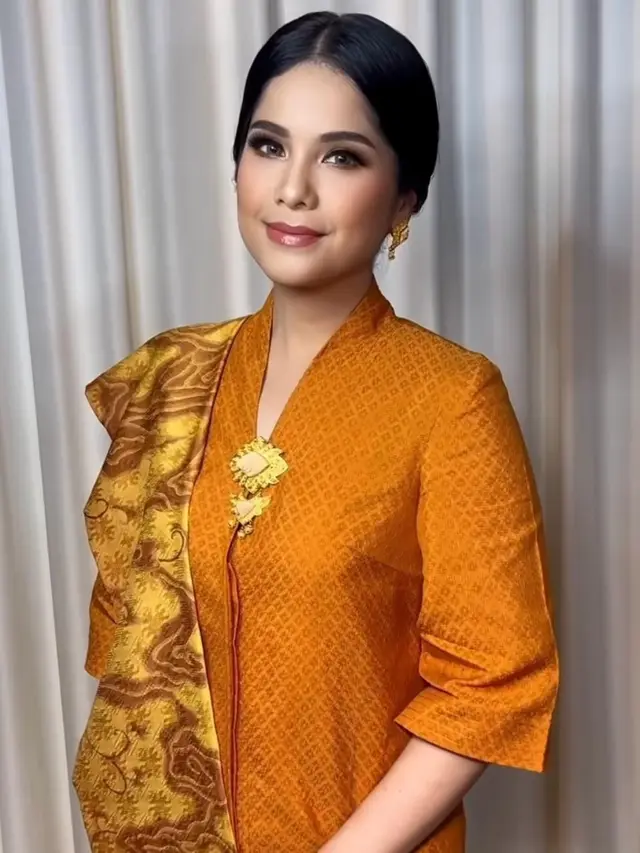 6 Gaya Elegan Annisa Pohan Dibalut Kebaya Kartini saat Hadiri Inacraft 2024 Bersama Iriana Jokowi