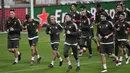 Para pemain Bayern Munchen melakukan pemanasan saat sesi latihan di Stadion Vodafone Park di Istanbul (13/3). Munchen akan bertanding melawan Besiktas pada leg kedua babak 16 besar Liga Champions. (AFP Photo/Ozan Kose)