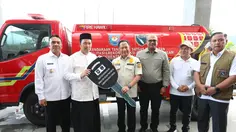 Tito Karnavian Serahkan Mobil Tangki Air 4.000 Liter untuk Aceh Tengah