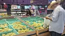 Orang-orang berbelanja di sebuah supermarket, di Tunis, Tunisia, pada 10 Oktober 2022. Tunisia sangat bergantung pada impor, dan masalah ekonomi yang berlangsung lama membuat negara ini memiliki pengaruh yang terbatas di pasar internasional untuk mengamankan barang yang dibutuhkannya. (AP Photo/Hassene Dridi)