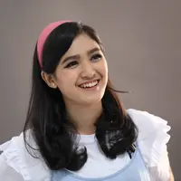 Pemeran Cut Syifa membuat kaget banyak orang disekitarnya. Ada perubahan yang tidak biasa dilakukan oleh perempuan yang tampil tomboy ini. Ia kini sering memakai rok. (Nurwahyunan/Bintang.com)