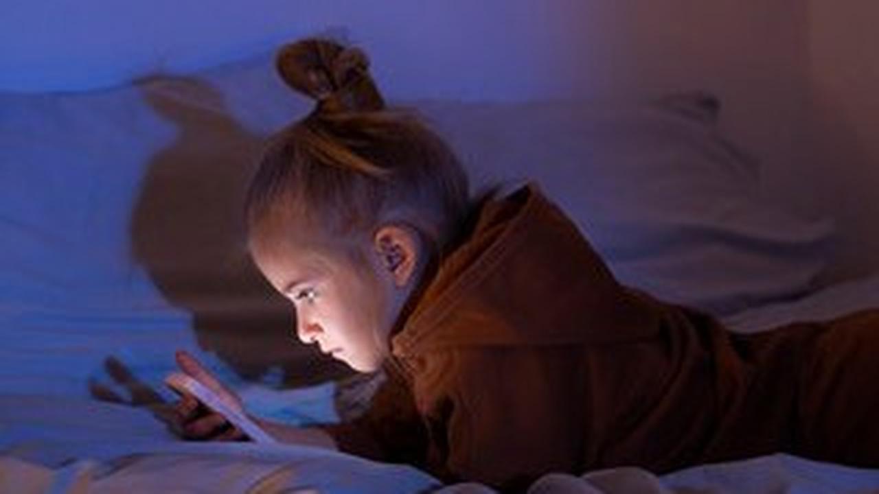Bahaya! Ini Dampak Penggunaan Handphone terhadap Kesehatan Mata Anak serta Tips untuk Orang Tua