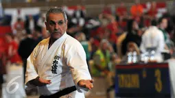 Salah satu peserta kategori Kata Perorangan memeragakan gerakan saat Kejuaraan Dunia Karate SKIF ke-12 di JIExpo Kemayoran Jakarta, Jumat (26/8). Ratusan atlet dari 58 negara berlaga hingga Minggu (28/8). (Liputan6.com/Helmi Fithriansyah)