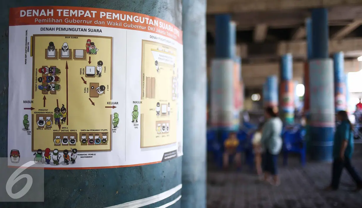Poster alur Pilkada DKI 2017 yang ditempel di TPS 21 di bawah kolong jembatan tol akses Bandara, Petak Asem, Jakarta, Rabu (15/2). (Liputan6.com/Faizal Fanani)