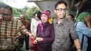 Ario Kiswinar merangkul ibunya, Aryani Soenarto ketika menyambangi Polda Metro Jaya, Jakarta, Jumat (30/9). Kiswinar dan Ariyani membuat laporan terkait pelanggaran ITE dan pencemaran nama baik yang dilakukan Mario Teguh. (Liputan6.com/Immanuel Antonius)
