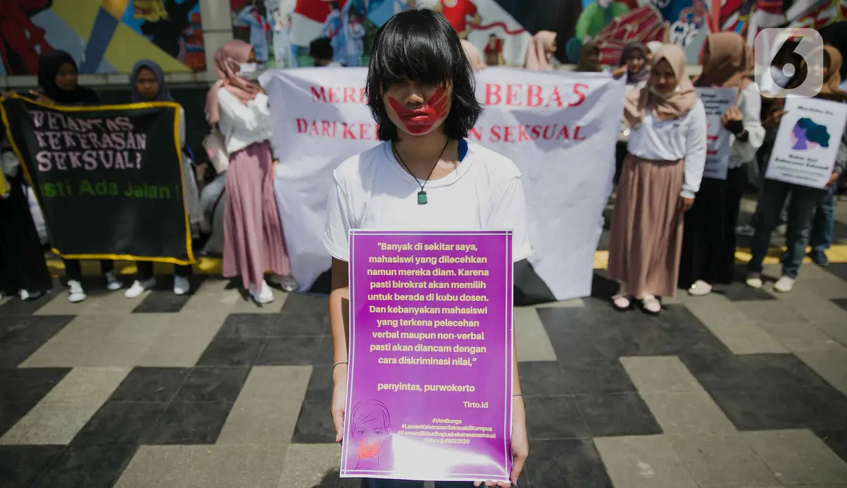 Aksi massa Gerakan Perempuan Anti Kekerasan (Gerak Perempuan) di depan Kemdikbud Jakarta, Senin (10/2/2020). Aksi solidaritas antar sesama perempuan ini digelar usai sejumlah kekerasan seksual di kampus terkuak, mulai dari kasus Bunga di Padang hingga Agni di Yogyakarta. (Liputan6.com/Faizal Fanani)