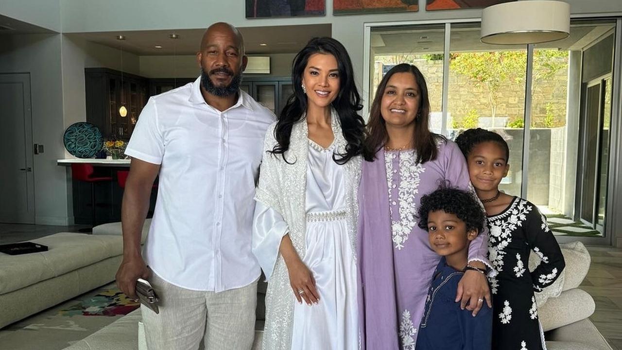 Tak hanya mengundang teman dari Indonesia, Farah juga mengajak sahabat-sahabat Muslim di Amerika untuk merayakan bersama.