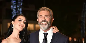 Hidup bersama menjadi sepasang kekasih selama 2 tahun, Mel Gibson dan Rosalind tengah menanti malaikat kecilnya yang diperkirakan lahir di awal tahun 2017.  (AFP/Bintang.com)
