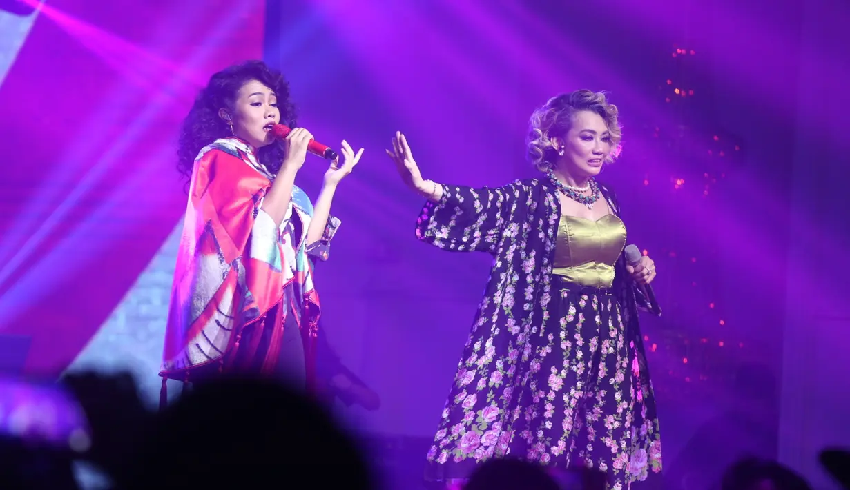 Setelah penampilan Yura, secara bergantian Reza Artamevia, Rio Febrian, Andre Hehanusa, dan Rieka Roeslan pun muncul dengan medley lagu Cinta, Juwita, serta Astaga. (Nurwahyunan/Bintang.com)