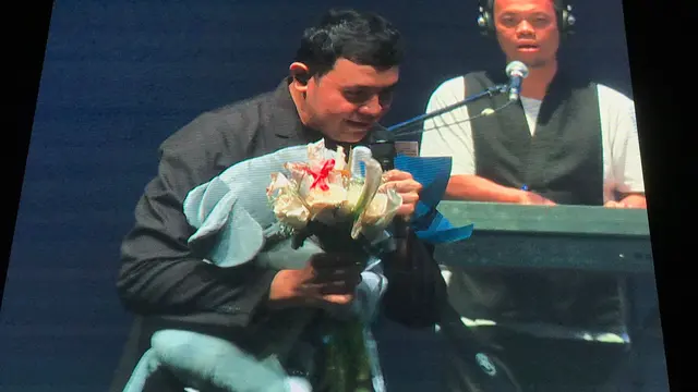 Tulus sukses bikin penonton tertawa dan sedih di Konser Tur Manusia 2023 Surabaya