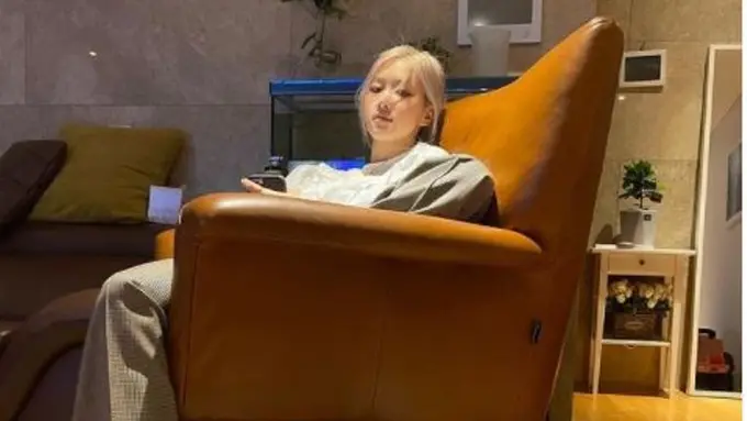 Pakaian Rose Blackpink Tetap Mahal Meski Hanya Santai di Rumah