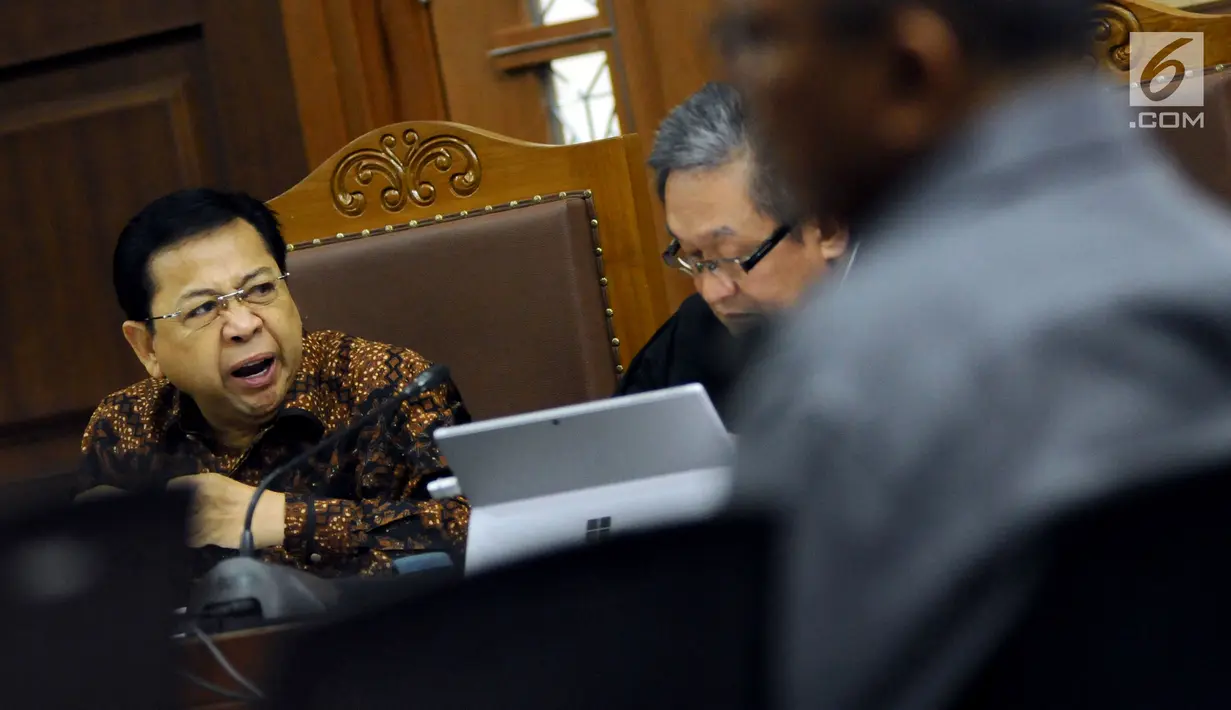 Terdakwa dugaan korupsi proyek e-KTP Setya Novanto saat mengikuti sidang lanjutan di Pengadilan Tipikor, Jakarta, Kamis (11/1). Sidang beragendakan mendengar keterangan saksi. (Liputan6.com/Helmi Fithriansyah)