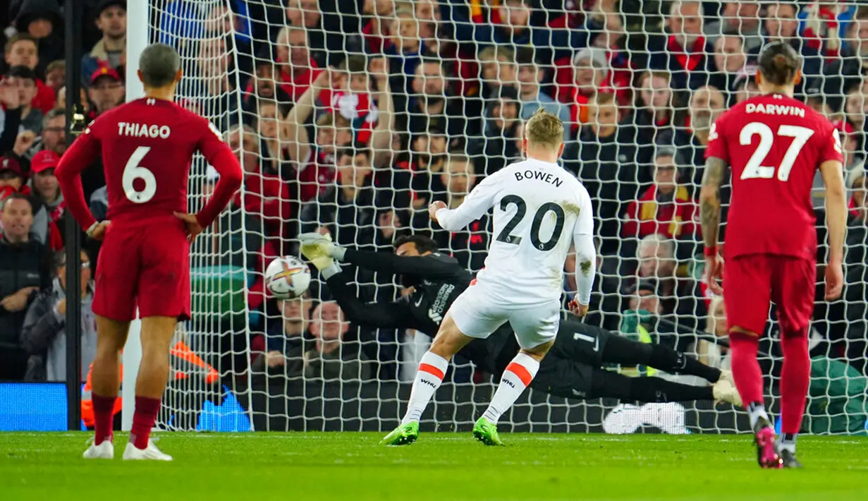 Penjaga gawang Liverpool Alisson menyelamatkan tendangan penalti pemain West Ham United Jarrod Bowen pada pertandingan sepak bola Liga Inggris di Stadion Anfield, Liverpool, Inggris, 19 Oktober 2022. Liverpool mengalahkan West Ham United dengan skor 1-0. (AP Photo/Jon Super)