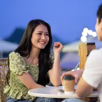 Sepasang kekasih sedang menikmati kopi di sebuah cafe (Foto Dok: Freepik/timeimage).