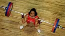 Lisa Rumbewas merupakan lifter yang bergemilang berprestasi. Ia tercatat berhasil mempersembahkan tiga medali Olimpiade untuk Indonesia. (AFP/Stringer)