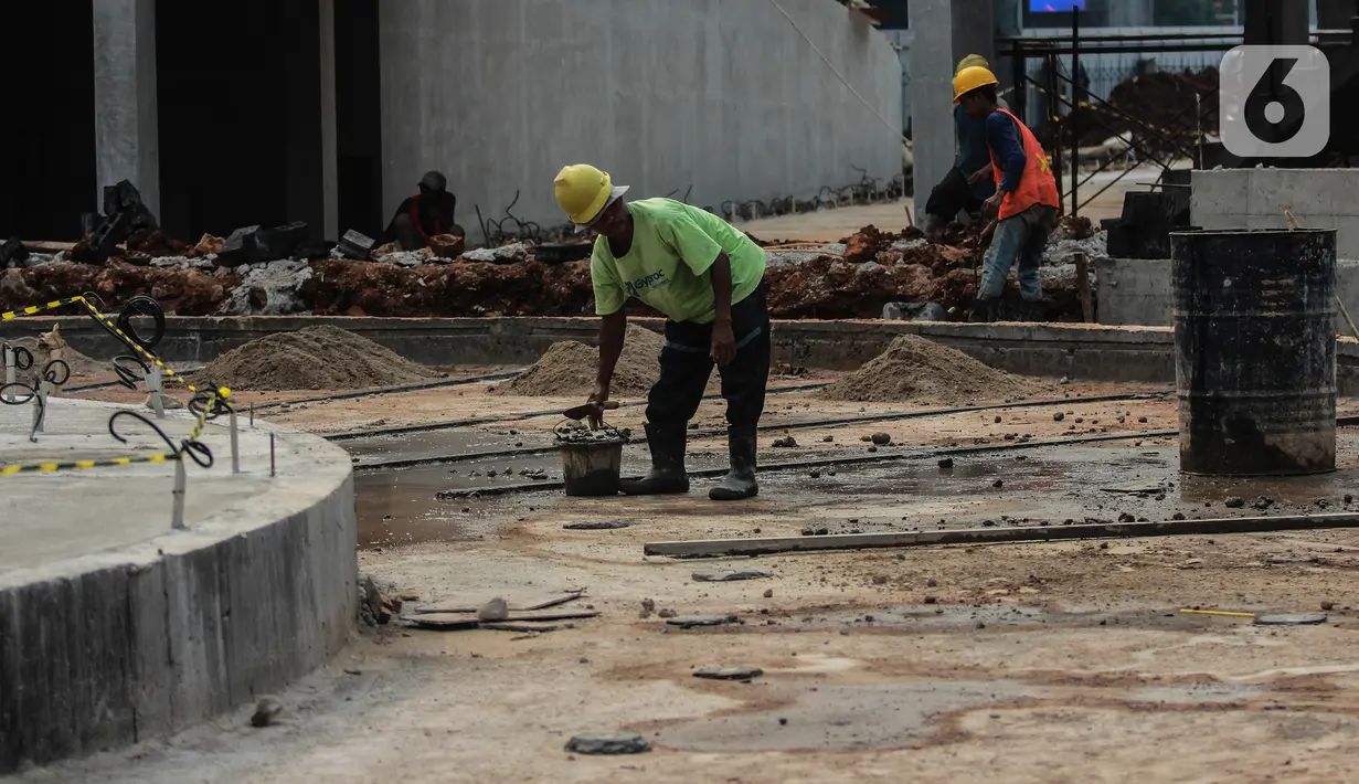 Pekerja menyelesaikan proyek revitalisasi Taman Christina Martha Tiahahu  di kawasan Blok M, Jakarta, Kamis (7/7/2022). Taman Martha Tiahahu yang sedang direvitalisasi ini mengusung konsep ruang publik yang mendukung gerakan literasi. (Liputan6.com/Johan Tallo)