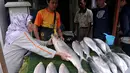 Aktivitas jual-beli ikan bandeng di pasar musiman kawasan Rawa Belong, Jakarta, Rabu (18/2). Bagi kalangan Tionghoa, pindang bandeng Imlek adalah perlambang kemakmuran yang berlimpah. (Liputan6.com/Johan Tallo)