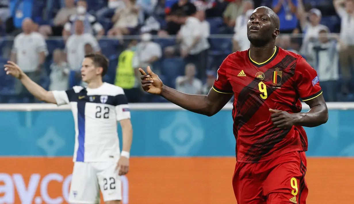 Berbeda dengan Kane, Romelu Lukaku langsung sabet Star of The Match pada laga perdana Belgia di Euro 2020. Ia berhasil sumbangkan dua gol dan bawa Belgia menang 3-0 atas Rusia. Gelar kedua ia dapatkan ketika Belgia kalahkan Denmark 2-1 karena mampu tampil gemilang. (Foto: AFP/Pool/Anatoly Maltsev)