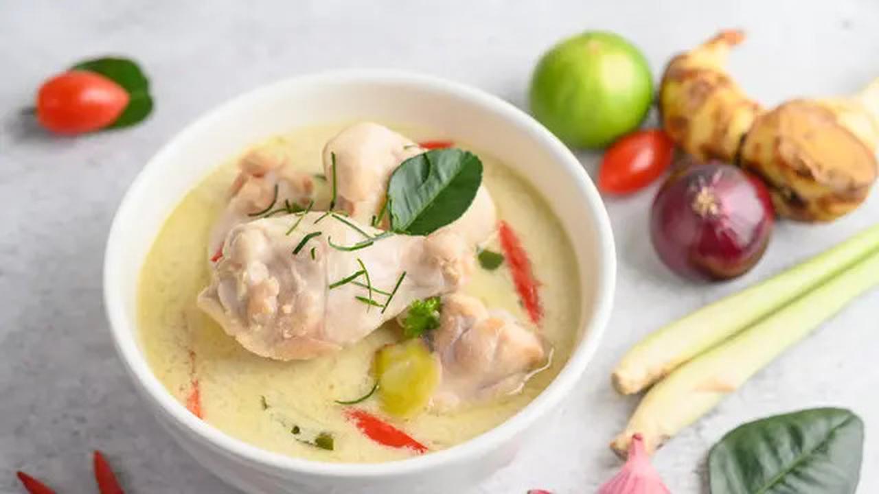 Opor Ayam Warna-warni, Resep Lezat dengan Variasi Putih, Kuning, dan Merah serta Lontong Praktis