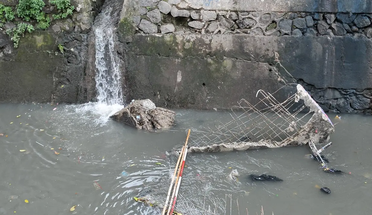Sejumlah anak melihat jembatan ambruk yang diduga akibat hujan deras beberapa waktu lalu, Jakarta, Selasa (9/8). Jembatan penyeberangan di Kelurahan Manggarai Selatan, Tebet ambruk yang diduga akibat hujan. (Liputan6.com/Yoppy Renato)