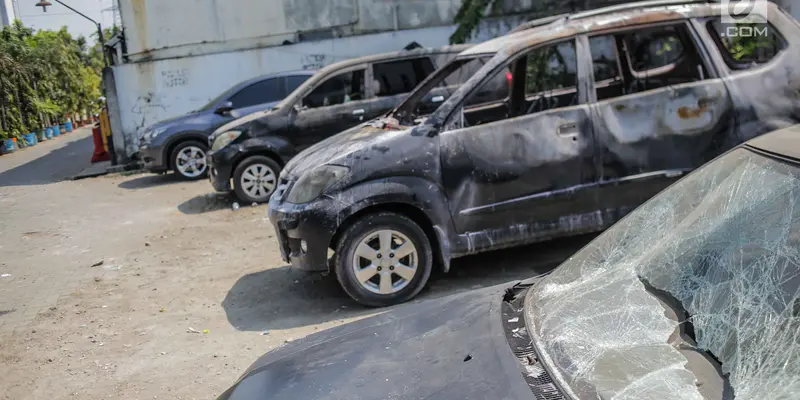 Penampakan Mobil yang Dibakar Massa di Depan Polsek Tanah Abang