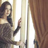 Foto Ekslusif Nia Ramadhani. (Fotografer: Bambang E. Ros/Fimela.com, Digital Imaging: Iqbal Nurfajri/Fimela.com/ Stylist: Wisnu Genu/Fimela.com, Dress: Fendi)