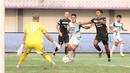 Pemain PSIS Semarang, Paulo Gali Freitas, berusaha melewati pemain Dewa United, Asep Berlian, pada laga pekan kedelapan BRI Liga 1 2023/2024 di Stadion Indomilk Arena, Tangerang, Senin (14/8/2023). PSIS Semarang menang telak 4-1 atas Dewa United. (Bola.com/M Iqbal Ichsan)
