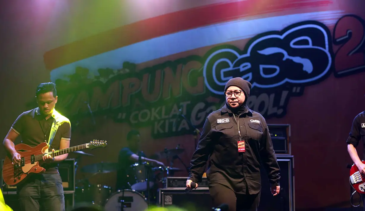 Melly Goeslaw (vokalis), Anto Hoed (basis), Aksan Sjuman (drummer), dan Nikita Dompas (gitaris) ikut meriahkan Kampung GaSS 2 bersama musisi asal Bandung lainnya. (Deki Prayoga/Bintang.com)