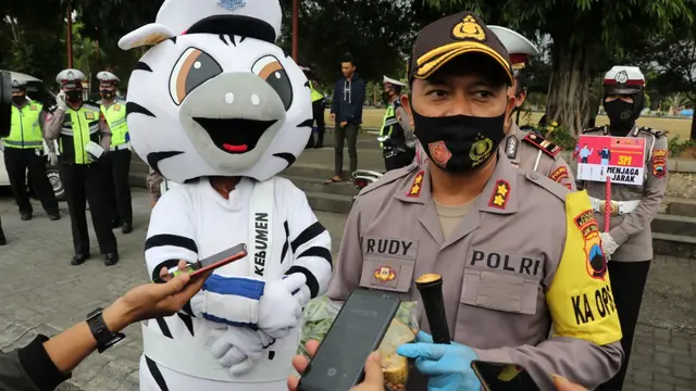Warga tak bermasker dihukum self hipnosis, di Kebumen, Jawa Tengah. (Foto: Liputan6.com/Polres Kebumen)