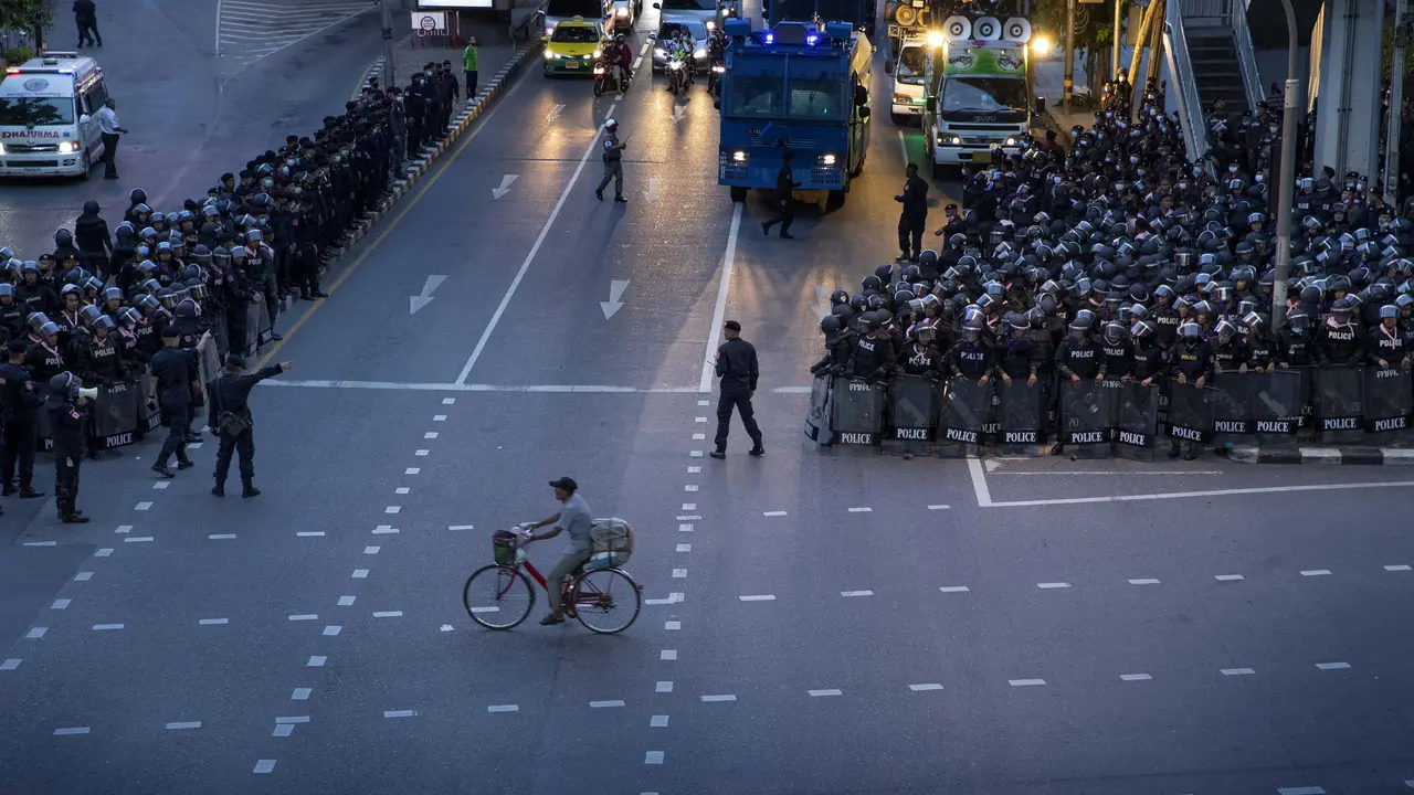 FOTO: Polisi Thailand Bubarkan Demonstran Pro Demokrasi