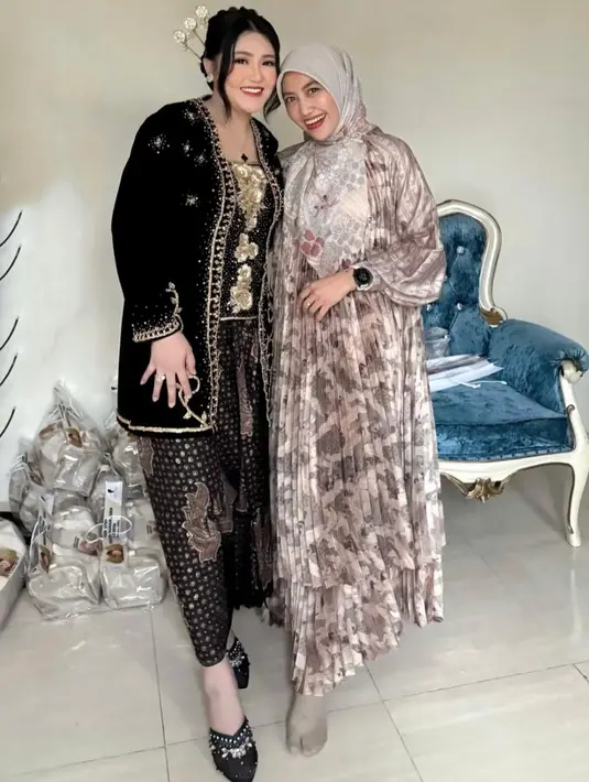 Keseluruhan tampilan keluarga kecil ini mencerminkan keanggunan dan kehormatan dalam menjalankan tradisi leluhur. Bagaimana menurut pendapatmu, Sahabat FIMELA? [@dsv_videographer].