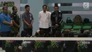 Presiden Joko Widodo berbincang dengan atlet Para Games 2018 di Arena GBK, Jakarta, Kamis (27/9). Asian Para Games yang mempertandingkan para atlet difabel ini akan digelar di Jakarta pada 6-13 Oktober mendatang. (Merdeka.com/Imam Buhori)